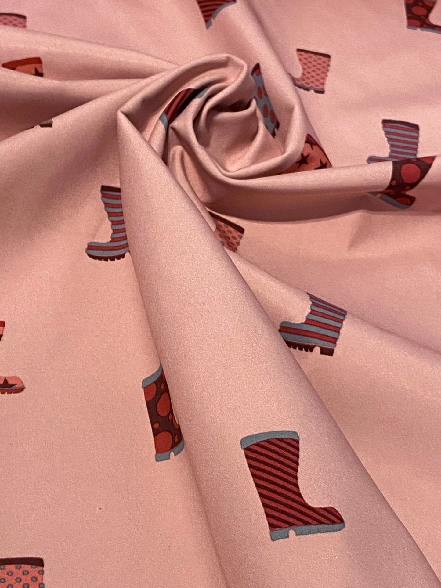Tissu polaire softshell rose à motif bottes en caoutchouc
