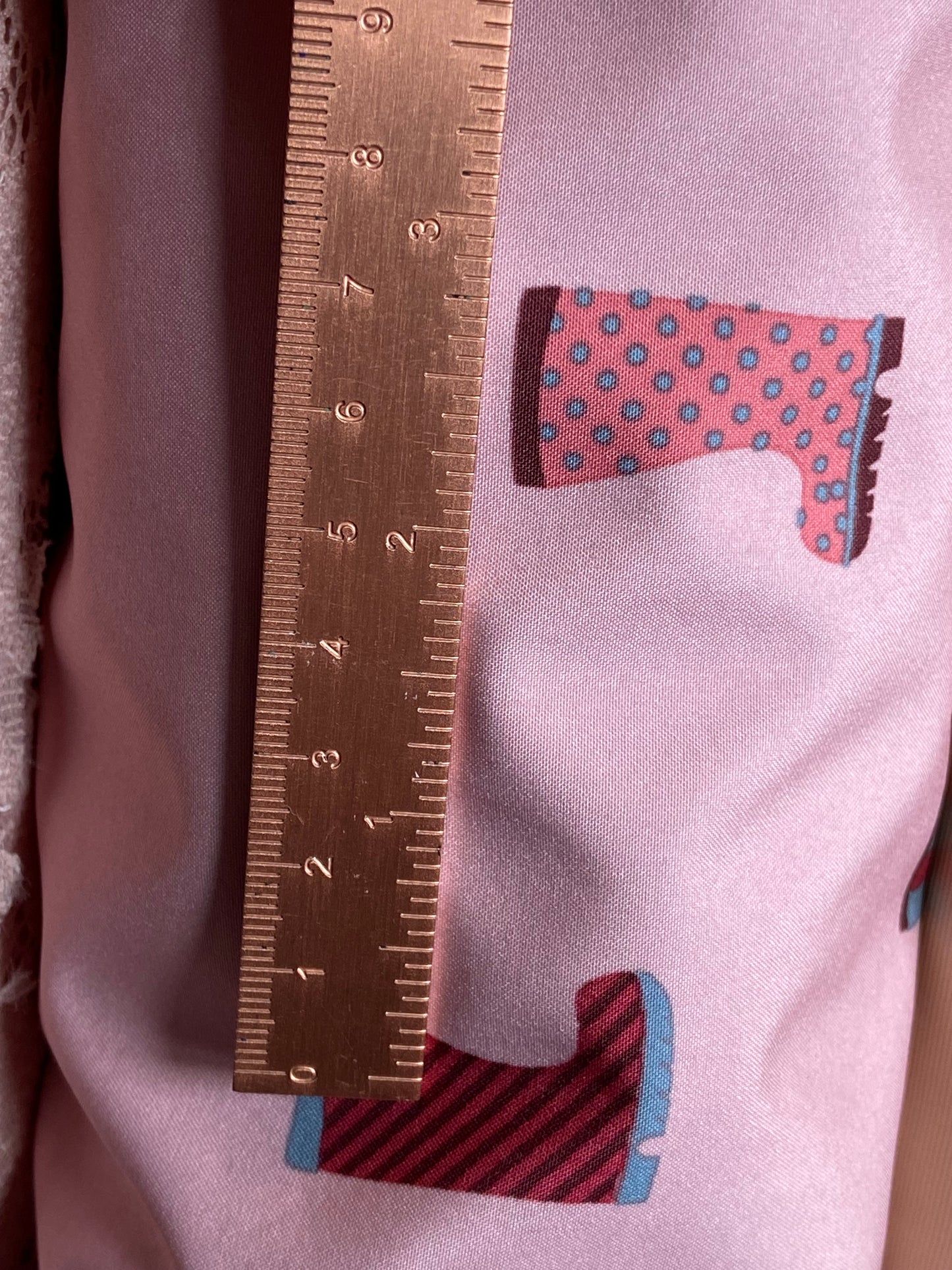 Tissu polaire softshell rose à motif bottes en caoutchouc