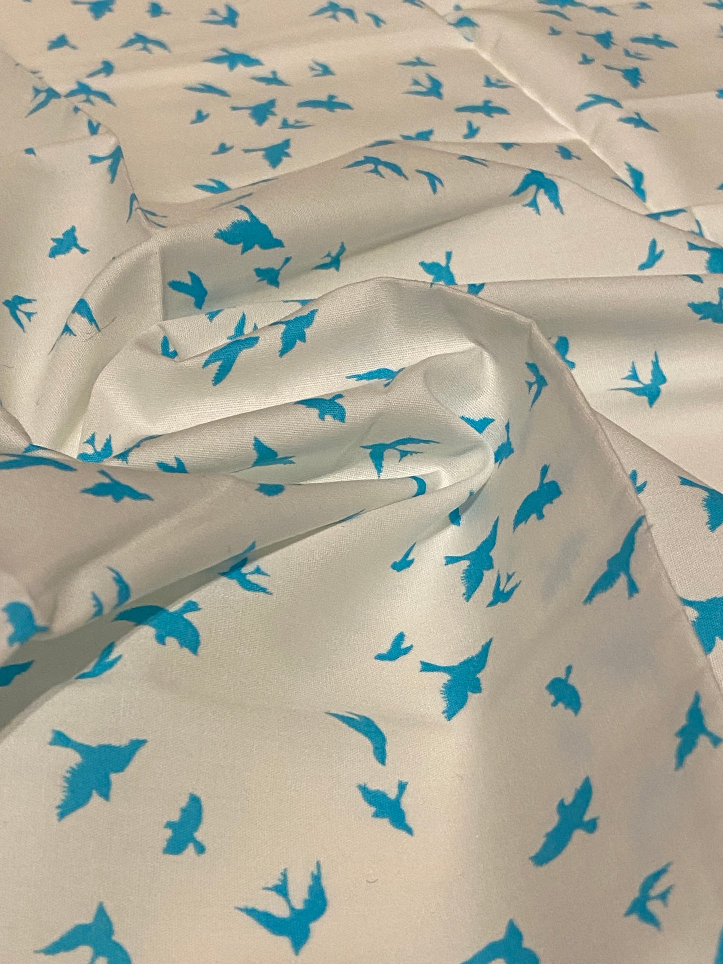 Blau-weißer Stoff mit Schwalben-Print – Fat Quarter
