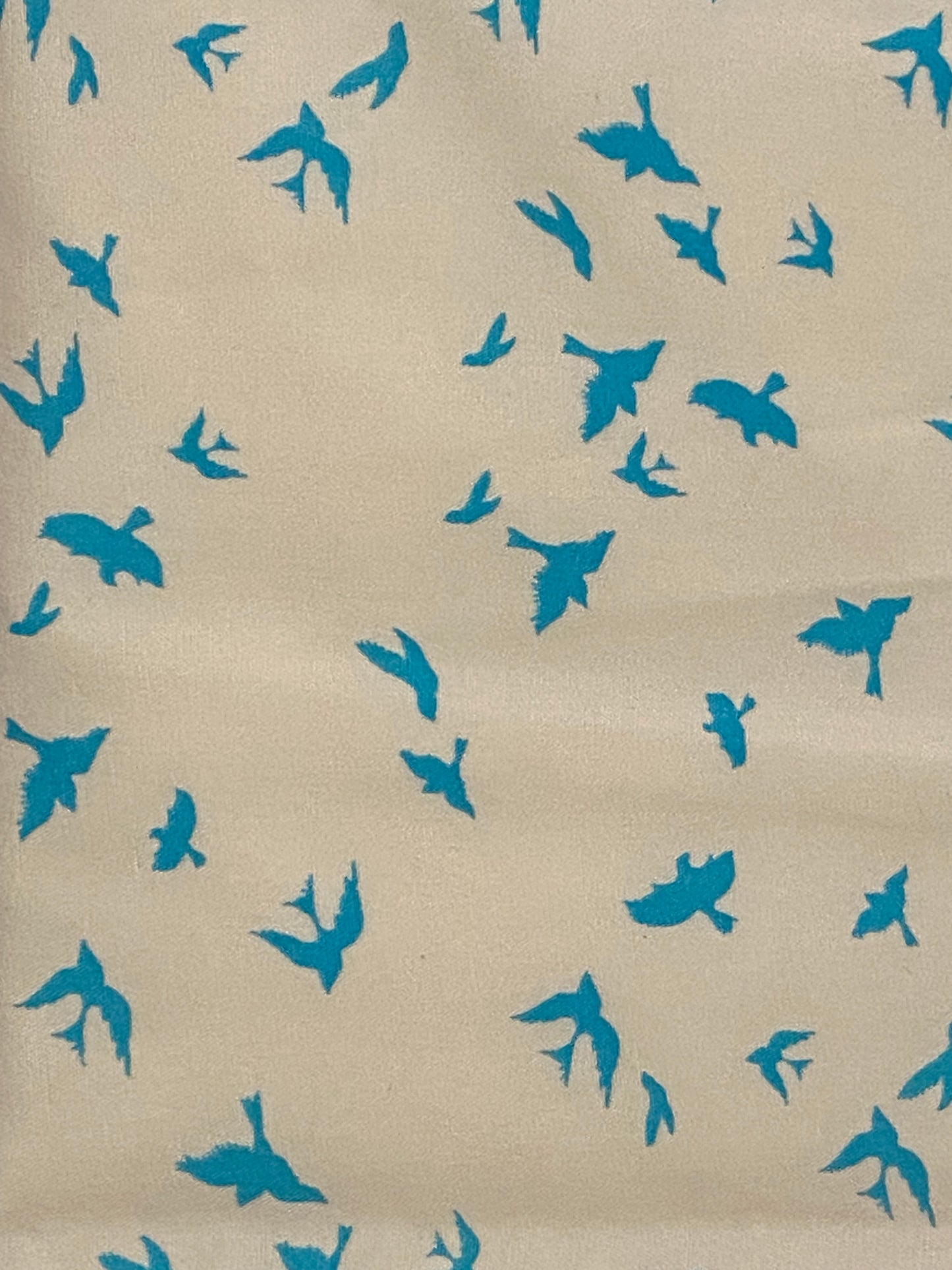 Blau-weißer Stoff mit Schwalben-Print – Fat Quarter