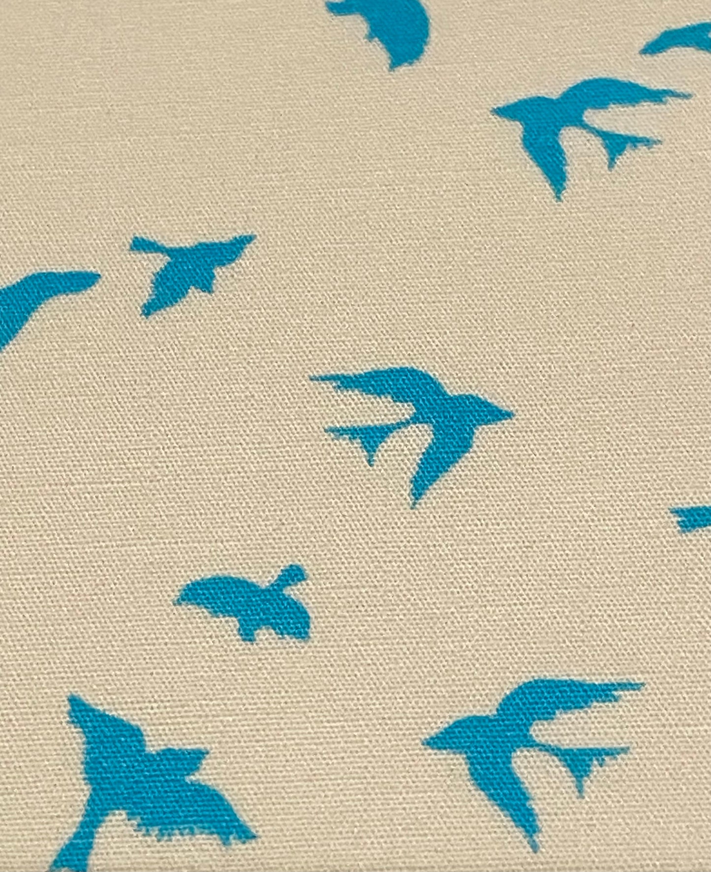Blau-weißer Stoff mit Schwalben-Print – Fat Quarter