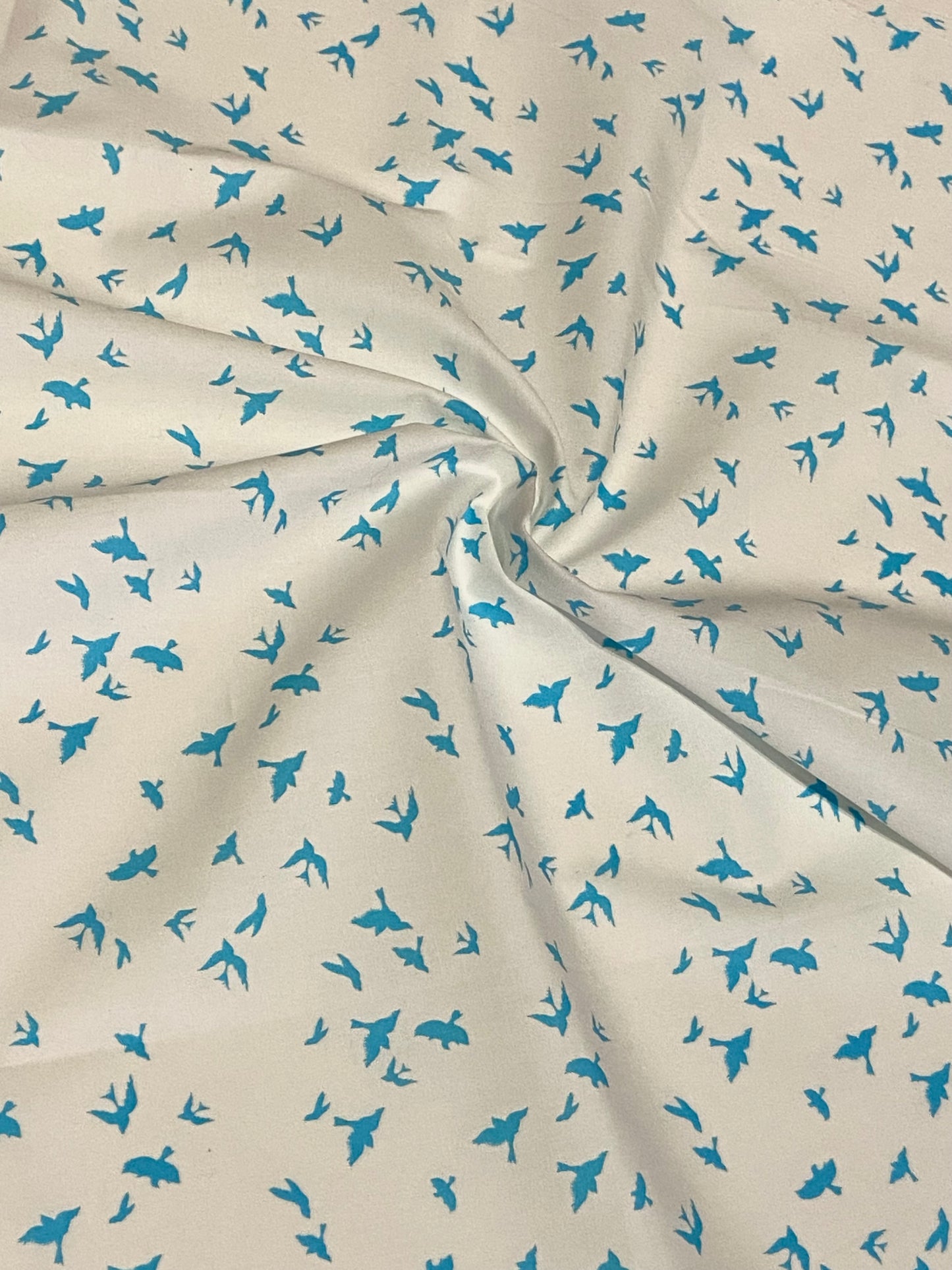 Blau-weißer Stoff mit Schwalben-Print – Fat Quarter