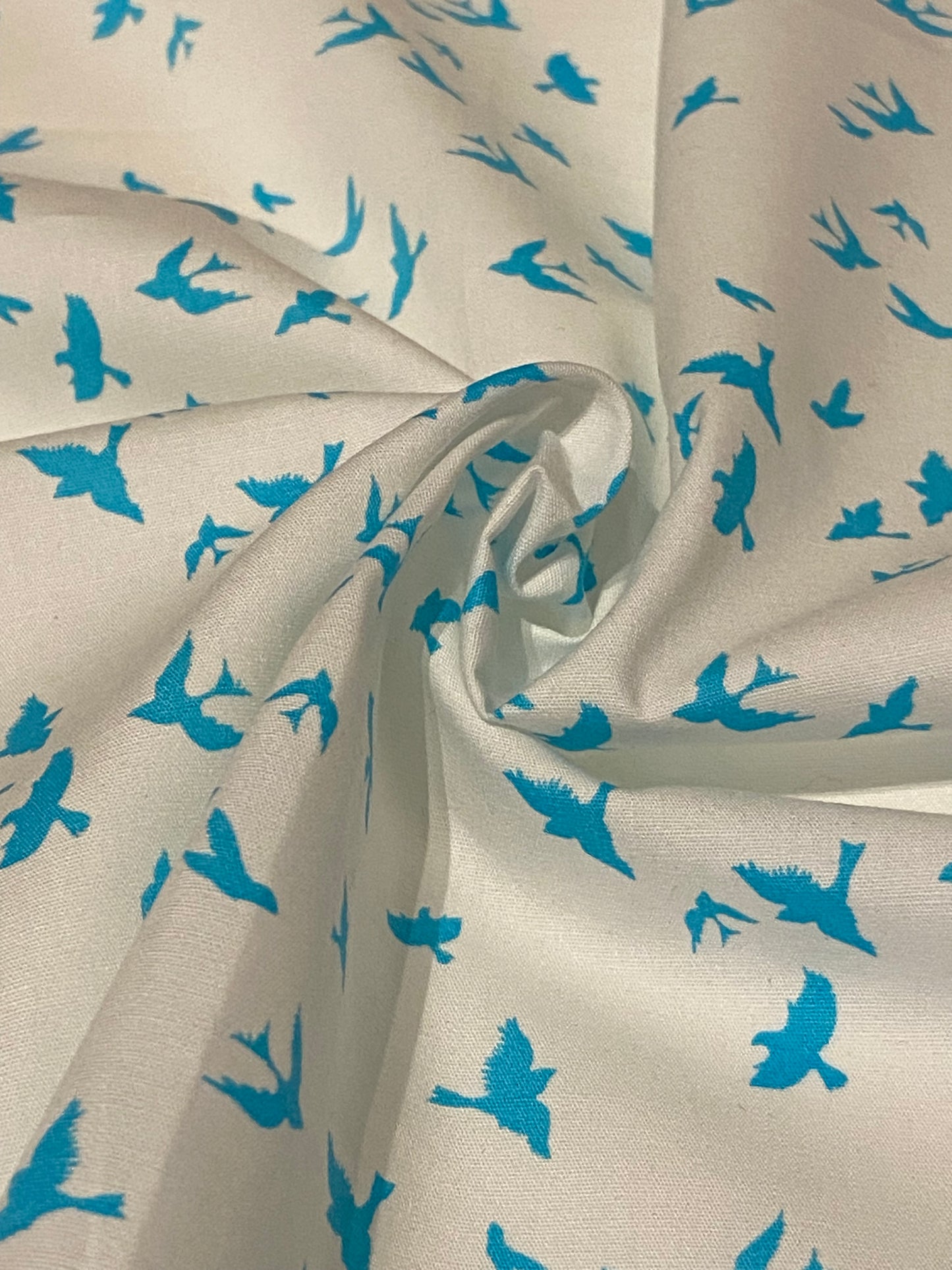 Blau-weißer Stoff mit Schwalben-Print – Fat Quarter