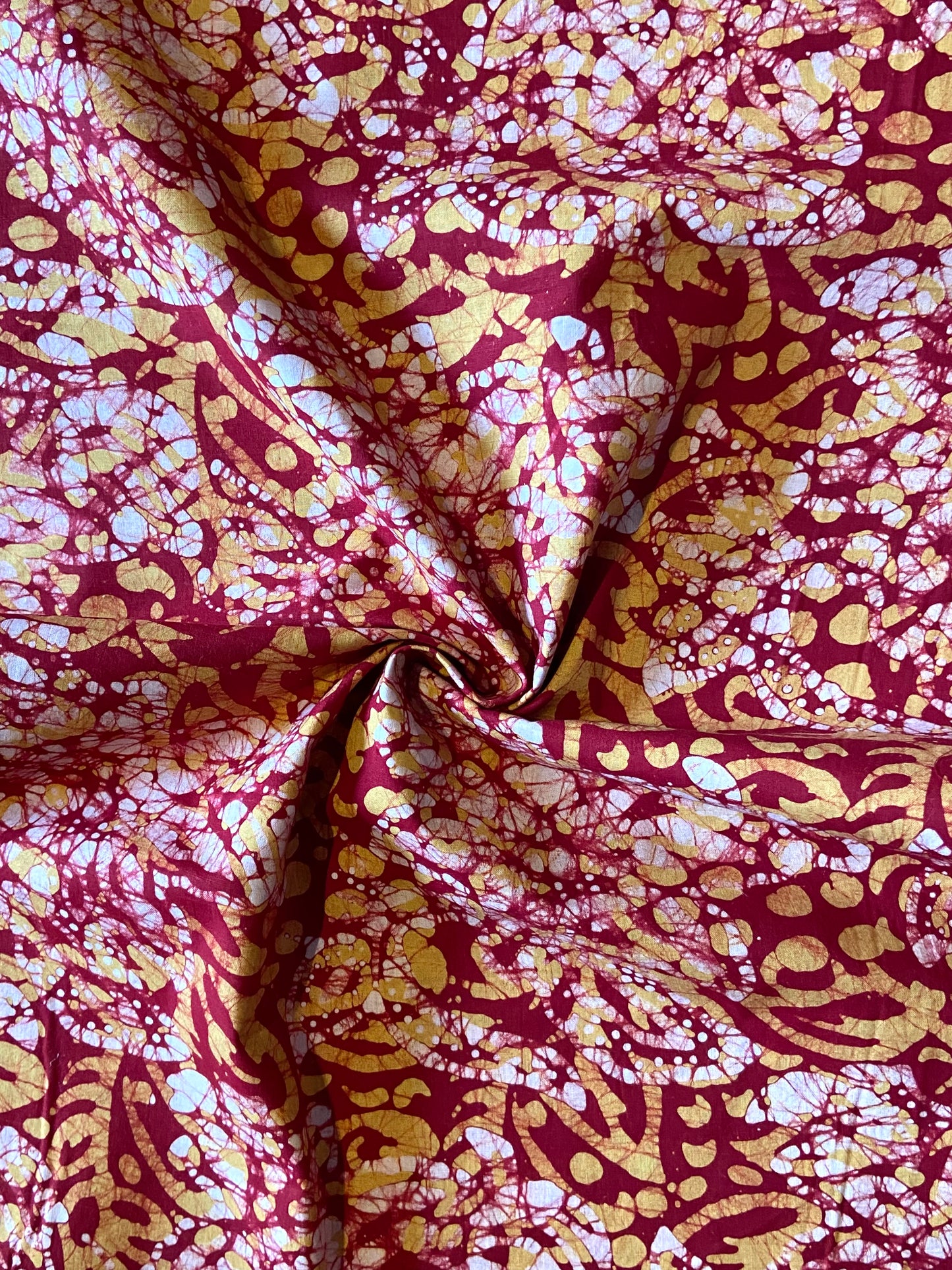 Tissu en coton à motif abstrait rouge riche avec de l'or