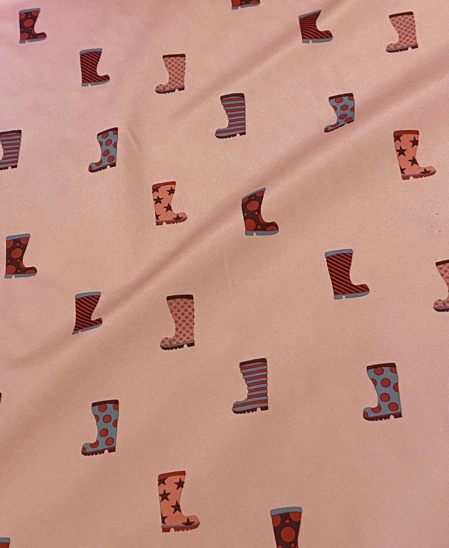 Tissu polaire softshell rose à motif bottes en caoutchouc 