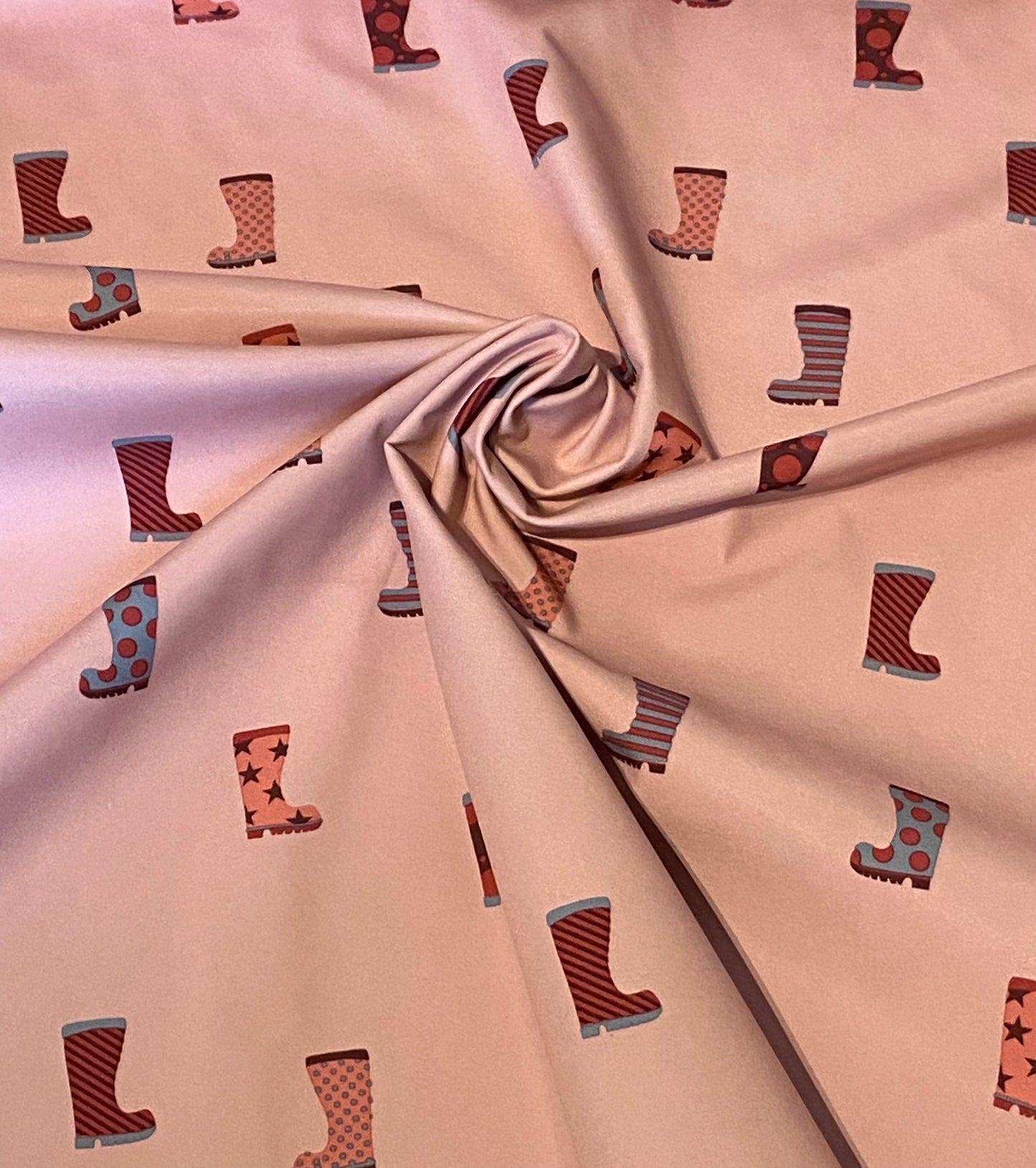 Tissu polaire softshell rose à motif bottes en caoutchouc 