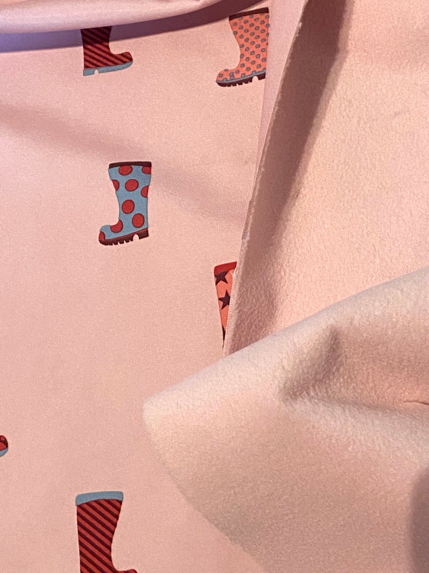Tissu polaire softshell rose à motif bottes en caoutchouc 